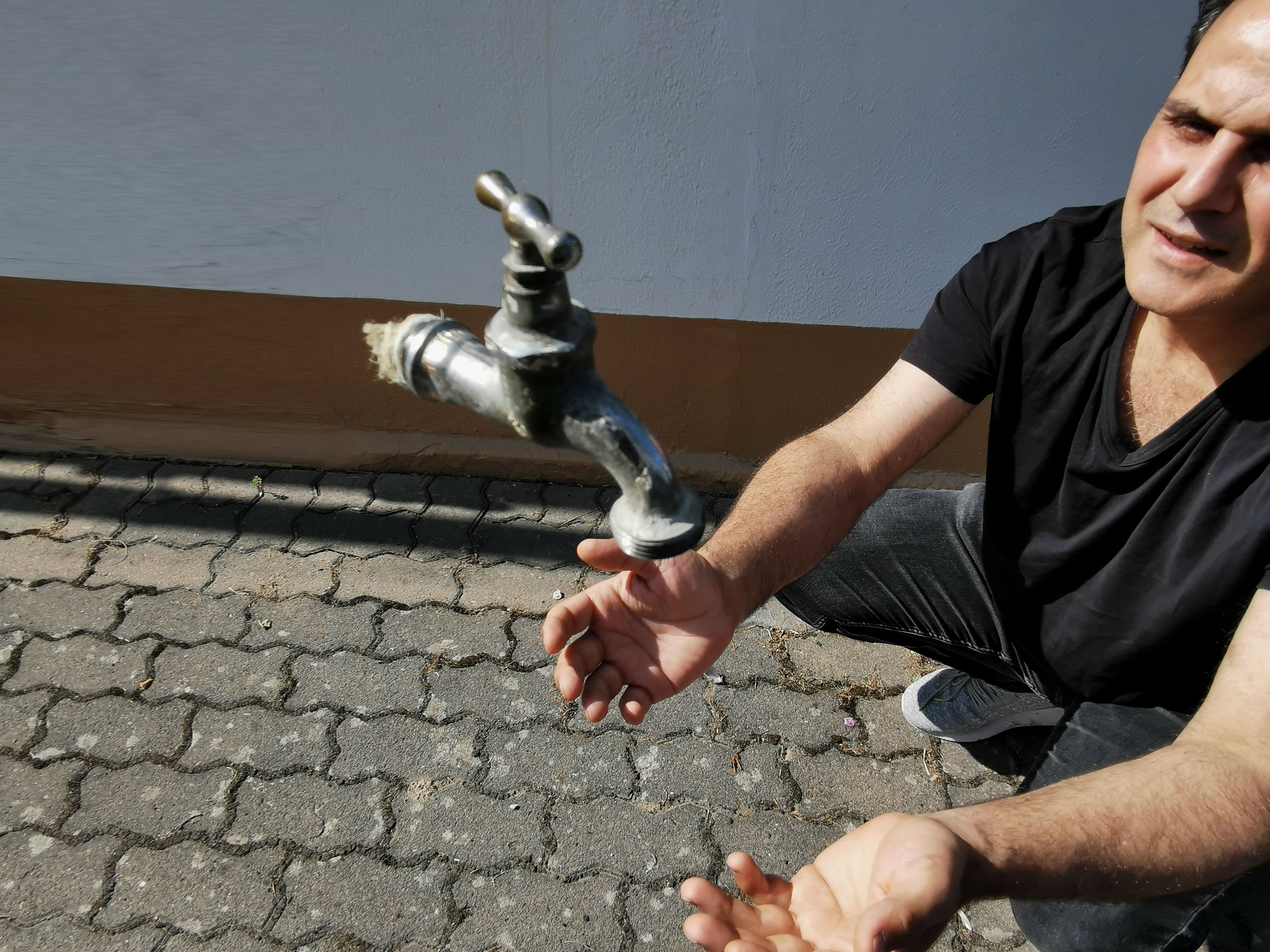 Bitte um Wasser bei schwebendem Wasserhahn