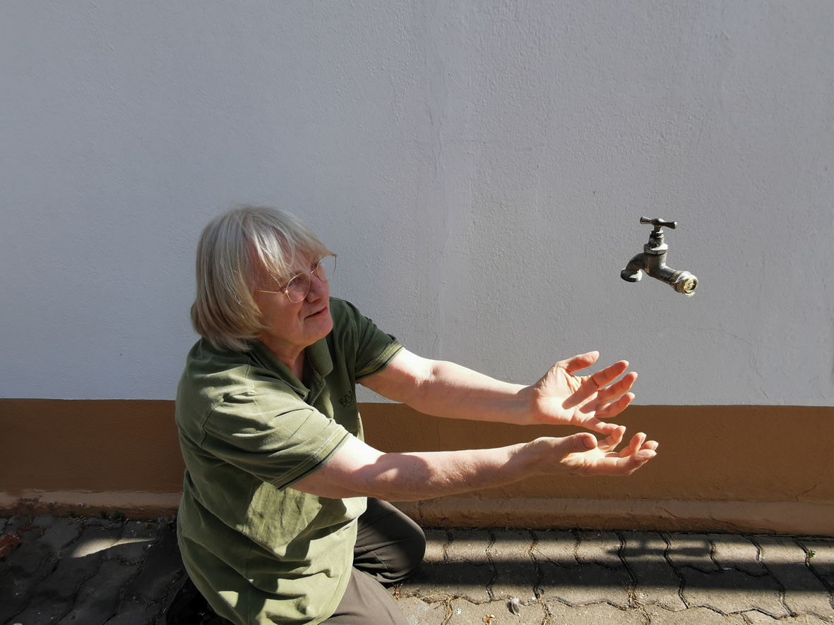 Bitte um Wasser bei schwebendem Wasserhahn