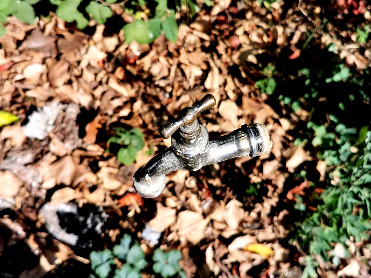 schwebender Wasserhahn zeigt Trockenheit 