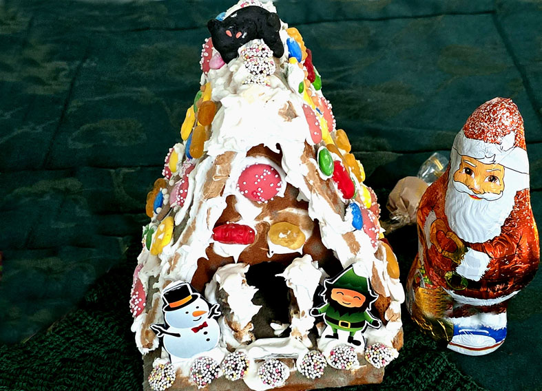 Lebkuchenhaus mit Kater und Weihnachtsmann
