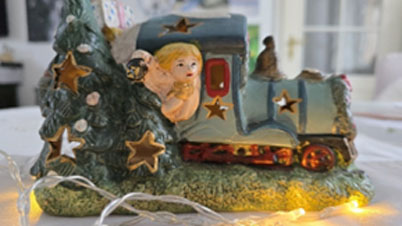 Engel auf Weihnachtslokomotive
